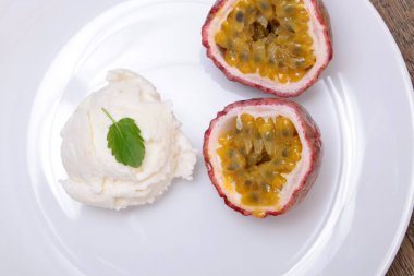 Passion fruit tepesi ile süt dondurma