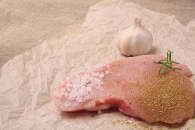 Dereotu ve kırmızı biber, tuz hazır gezmek için çiğ hindi biftek