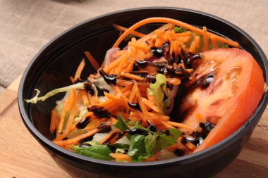 plastik tabak sebze salatası