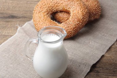 Susam ve süt ile simit