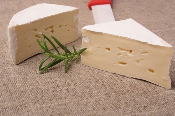Brie sajt a szövet, a rozmaring, a kés — Stock Fotó