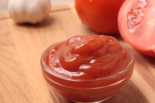 Bol de ketchup ou sauce tomate et tomates fraîches — Photo