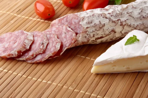Salami Camembert auf einem hölzernen Hintergrund — Stockfoto