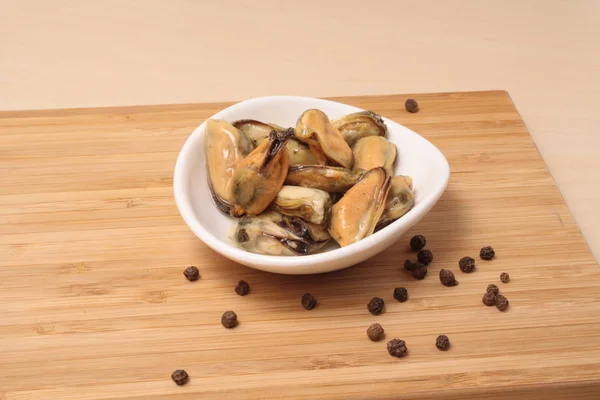 Mussels in oil on a plate — Stock Photo, Image