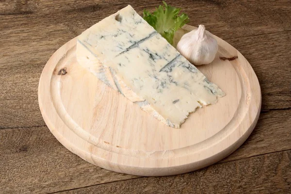 Kék sajt fa alapon — Stock Fotó