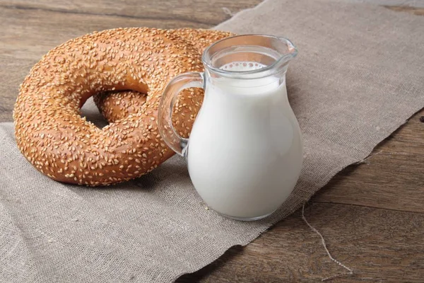 Susam ve süt ile simit