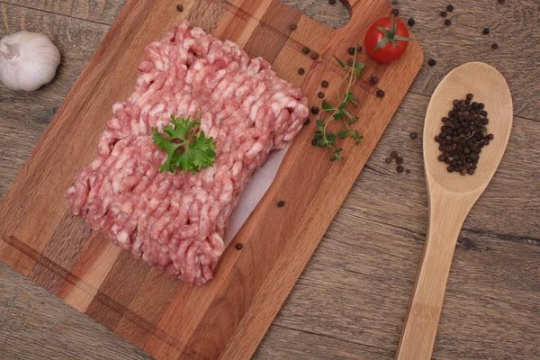 Сире м'ясо з перцем, часником — стокове фото