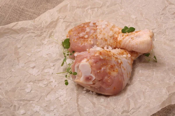 Patas de pollo crudo con especias en el fondo sobre papel — Foto de Stock