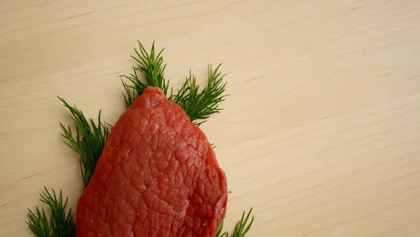 Biefstuk op een houten achtergrond — Stockfoto