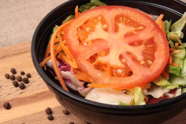 plastik tabak sebze salatası