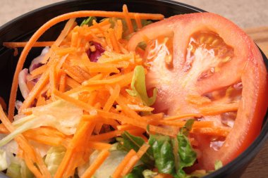 plastik tabak sebze salatası