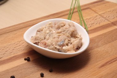 Beyaz bir tabak içinde kıyma