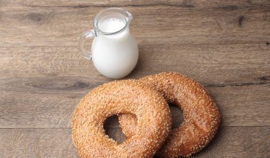 Susam ve süt ile simit