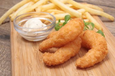Kızarmış karides ve patates kızartması