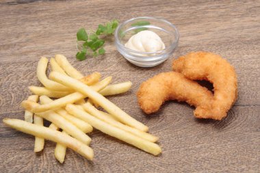 Kızarmış karides ve patates kızartması
