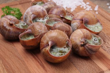 Salyangoz, sarımsak ile tereyağı Fransız Gastronomi gurme gıda olarak.