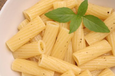 Pişmiş makarna fesleğen