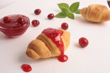 Kruvasan ile reçel ve beyaz kızılcık