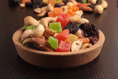 Ahşap arka planda kurumuş meyveler.