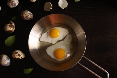 Karanlık bir arka plan üzerinde kızarmış yumurta bıldırcın yumurtası