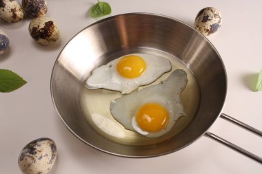 Beyaz bir arka plan üzerinde kızarmış yumurta bıldırcın yumurtası