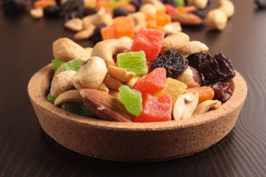 Ahşap arka planda kurumuş meyveler.