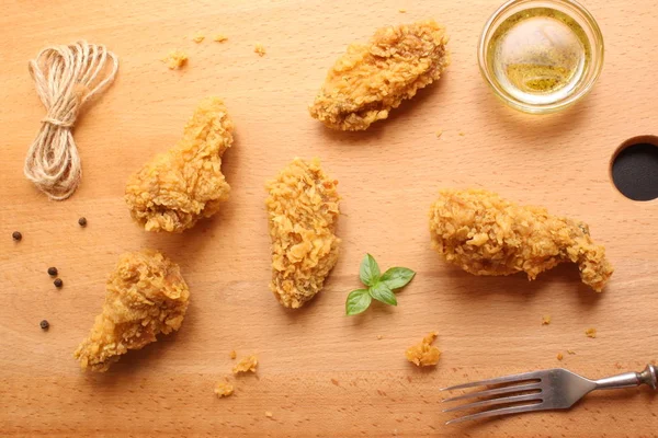 Ahşap bir arka plan üzerinde breading içinde tavuk kanatları tereyağı ve 