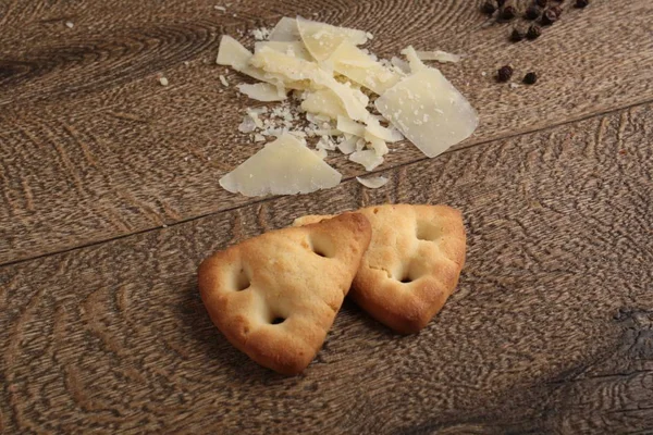 Домашнє сирне печиво дерев'яний стіл — стокове фото