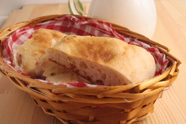 Un pedazo de pan en una canasta y leche —  Fotos de Stock