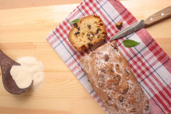 Cupcake con cuchillo de pasas y cuchara de madera —  Fotos de Stock