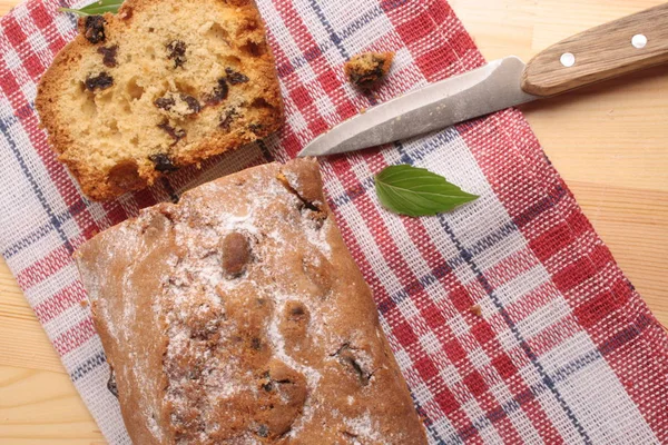 Cupcake con cuchillo de pasas y cuchara de madera —  Fotos de Stock