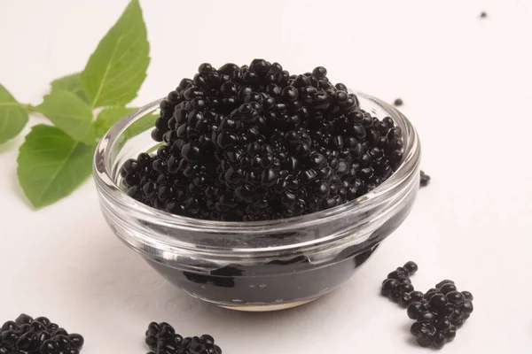 Caviale nero su sfondo bianco — Foto Stock