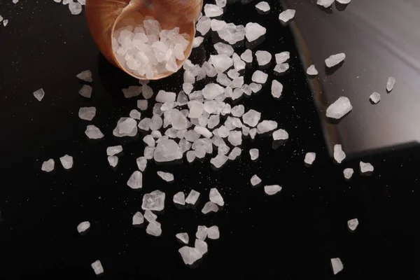 Шкаралупа сіль на чорному — стокове фото