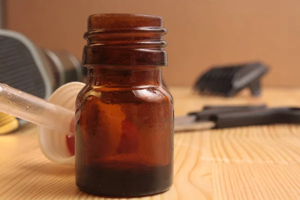 Botellas de vidrio oscuro peluquería en el fondo — Foto de Stock