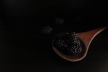 Koyu arka plan tahta kaşık BlackBerry