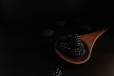 Koyu arka plan tahta kaşık BlackBerry