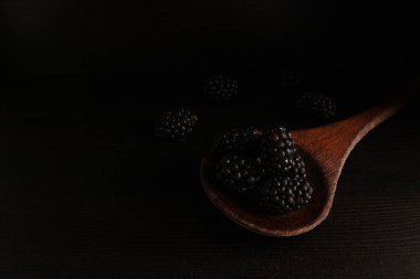 Koyu arka plan tahta kaşık BlackBerry