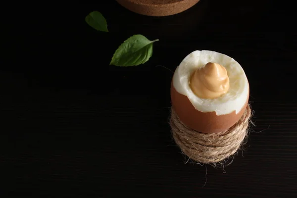 Gekochtes Ei Huhn hölzernen dunklen Hintergrund — Stockfoto