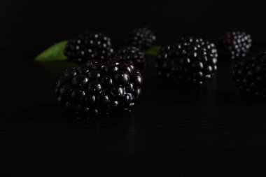 Karanlık bir arka plan üzerinde BlackBerry