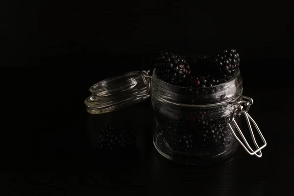 Moras en un frasco de vidrio — Foto de Stock