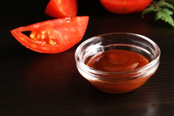Ketchup su fondo nero e basilico di pomodoro — Foto Stock