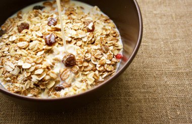 Ketçap domates soslu fesleğen kasesi.