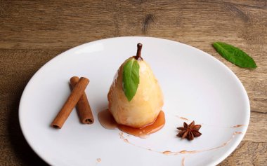 şurubu ile pişmiş armut