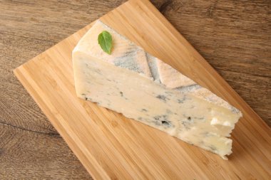 Ketçap domates soslu fesleğen kasesi.