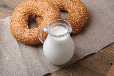 Susam ve süt ile simit