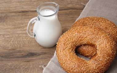 Susam ve süt ile simit