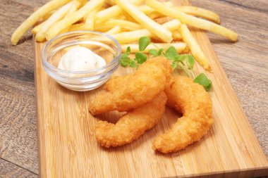 Kızarmış karides ve patates kızartması