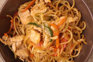 Kahverengi plaka zekâ kızarmış noodle tavuk ve sebze ile karıştırın