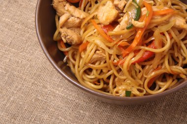 Kahverengi plaka zekâ kızarmış noodle tavuk ve sebze ile karıştırın