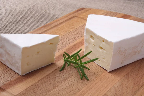 Umění pro sýru camembert brie dřevěný stůl — Stock fotografie